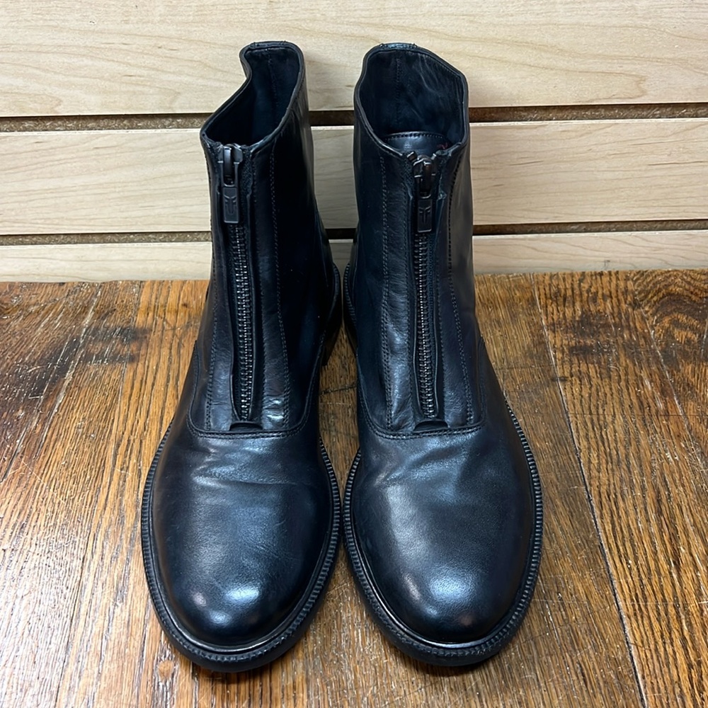 Like new size 7 Frye zip front boots, black